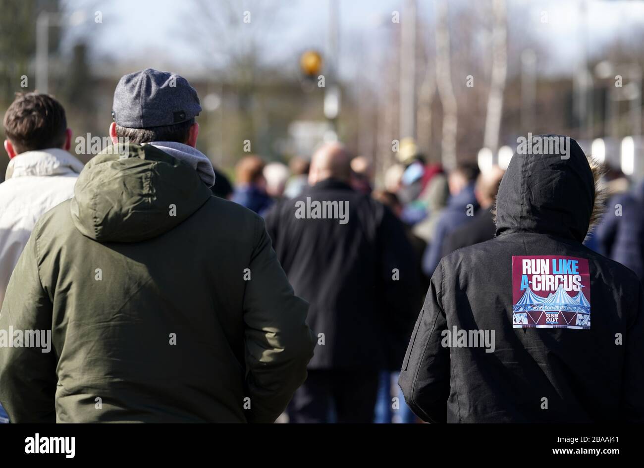 Ein Fan von West Ham United in A Run Like A Circus Jacket Stockfoto