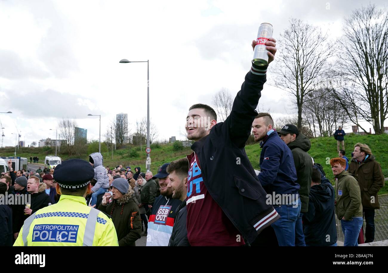Fans von West Ham United außerhalb des Londoner Stadions protestieren gegen die aktuelle Eigentümerschaft des Vereins Stockfoto
