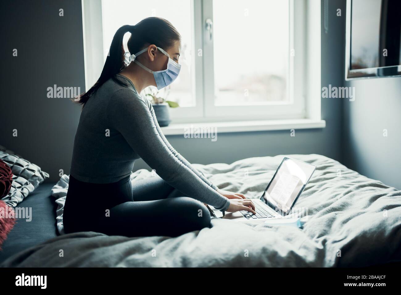 Schulmädchen studiert zu Hause per E-Learning wegen Corona Virus Covid-19 Quarantäne, Homeschooling Stockfoto