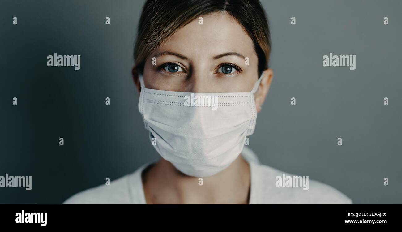 Arzt trägt Schutz Gesichtsmaske gegen Coronavirus Kovid-19 Stockfoto