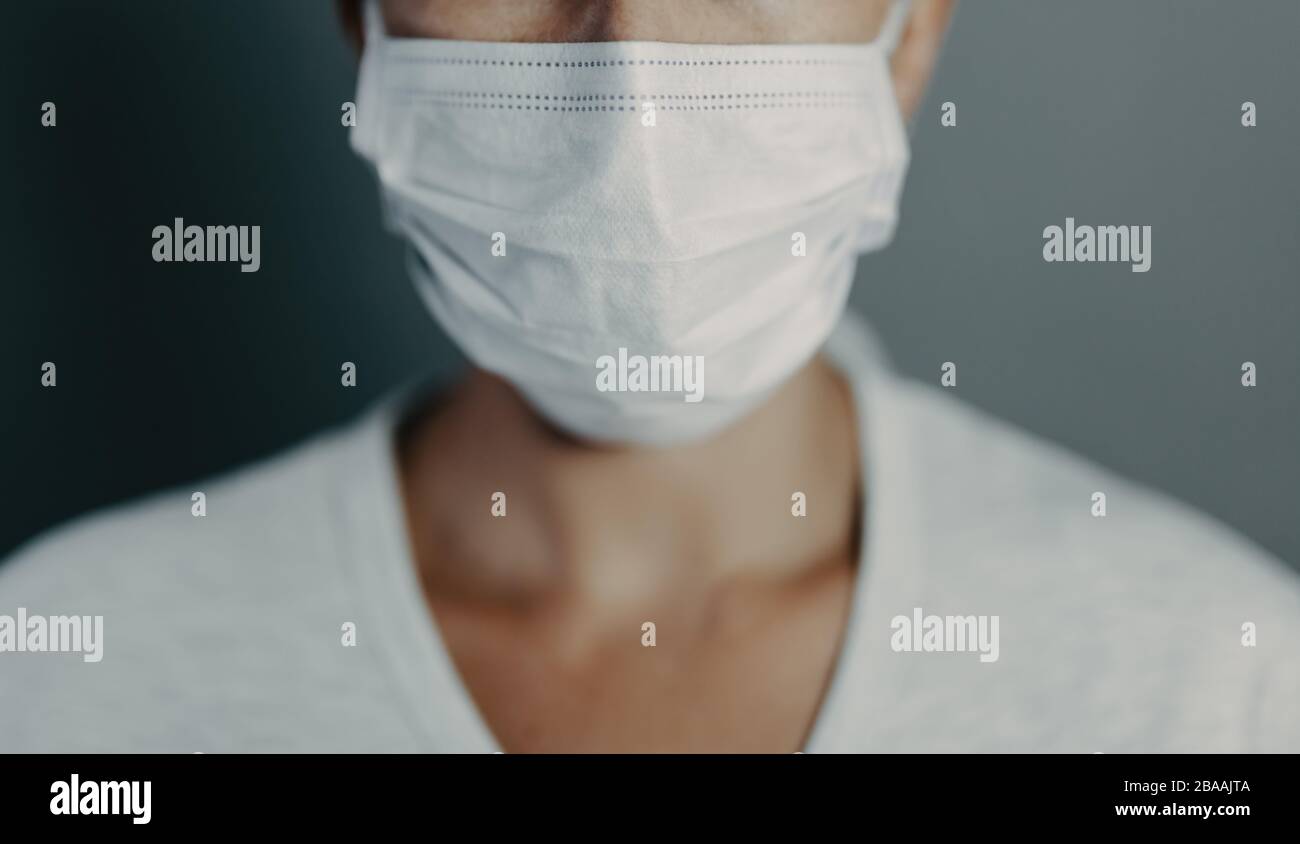 Arzt trägt Schutz Gesichtsmaske gegen Coronavirus Kovid-19 Stockfoto
