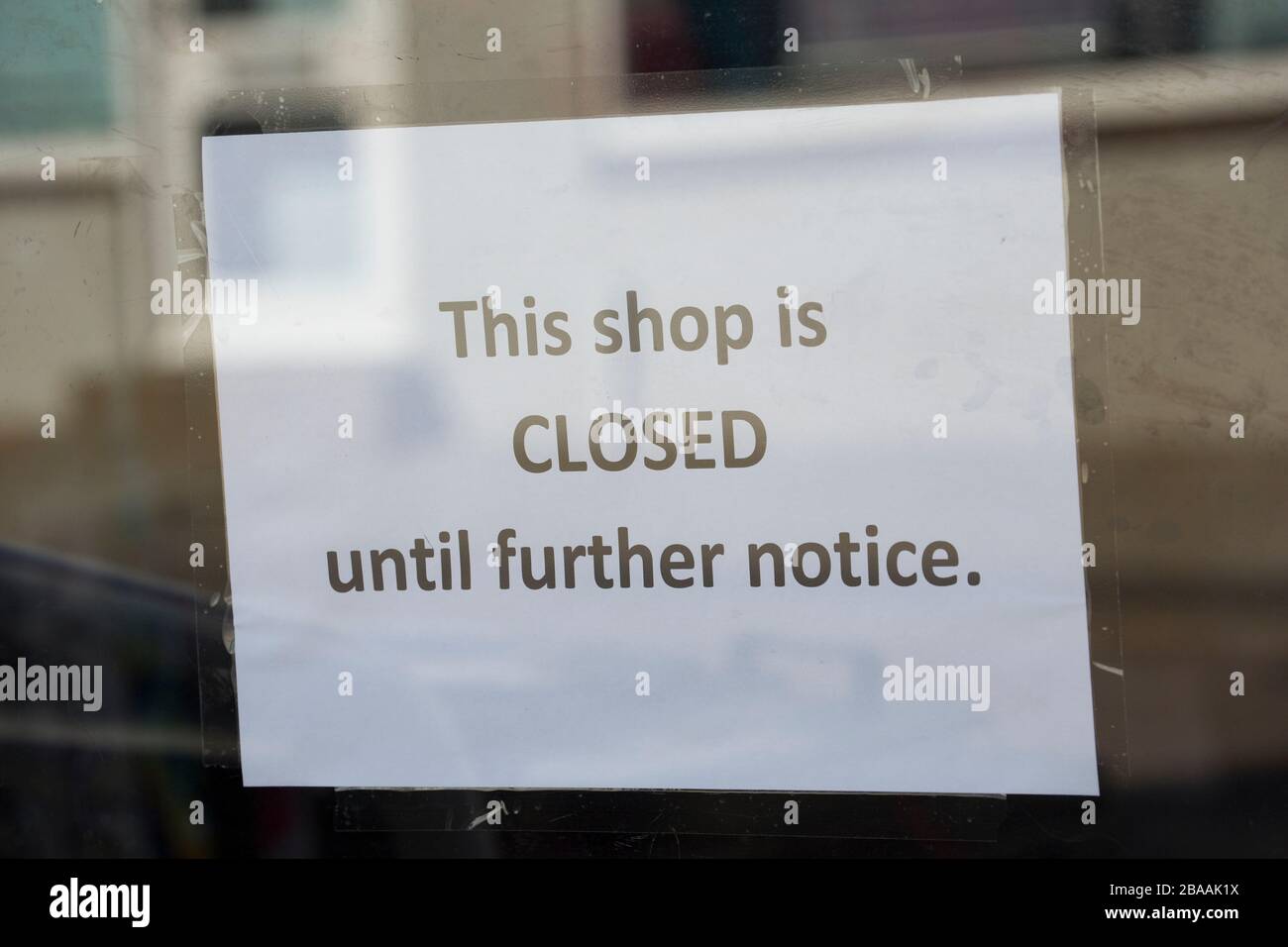 Ein Schild im Fenster eines Unternehmens in Gillingham Dorset zeigt an, dass das Geschäft wegen des Ausbruchs des Coronavirus nun für Geschäfte geschlossen ist. De Stockfoto