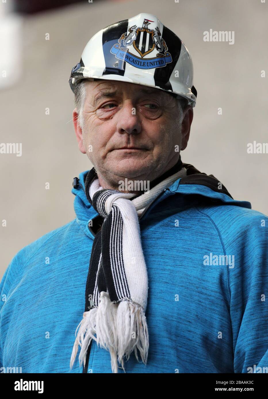 Ein Fan von Newcastle United in einem harten Hut Stockfoto