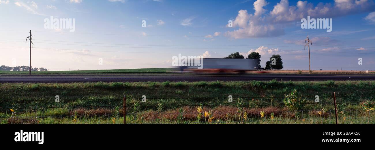 LKW mit Bewegungsunschärfe auf Highway, Illinois, USA Stockfoto