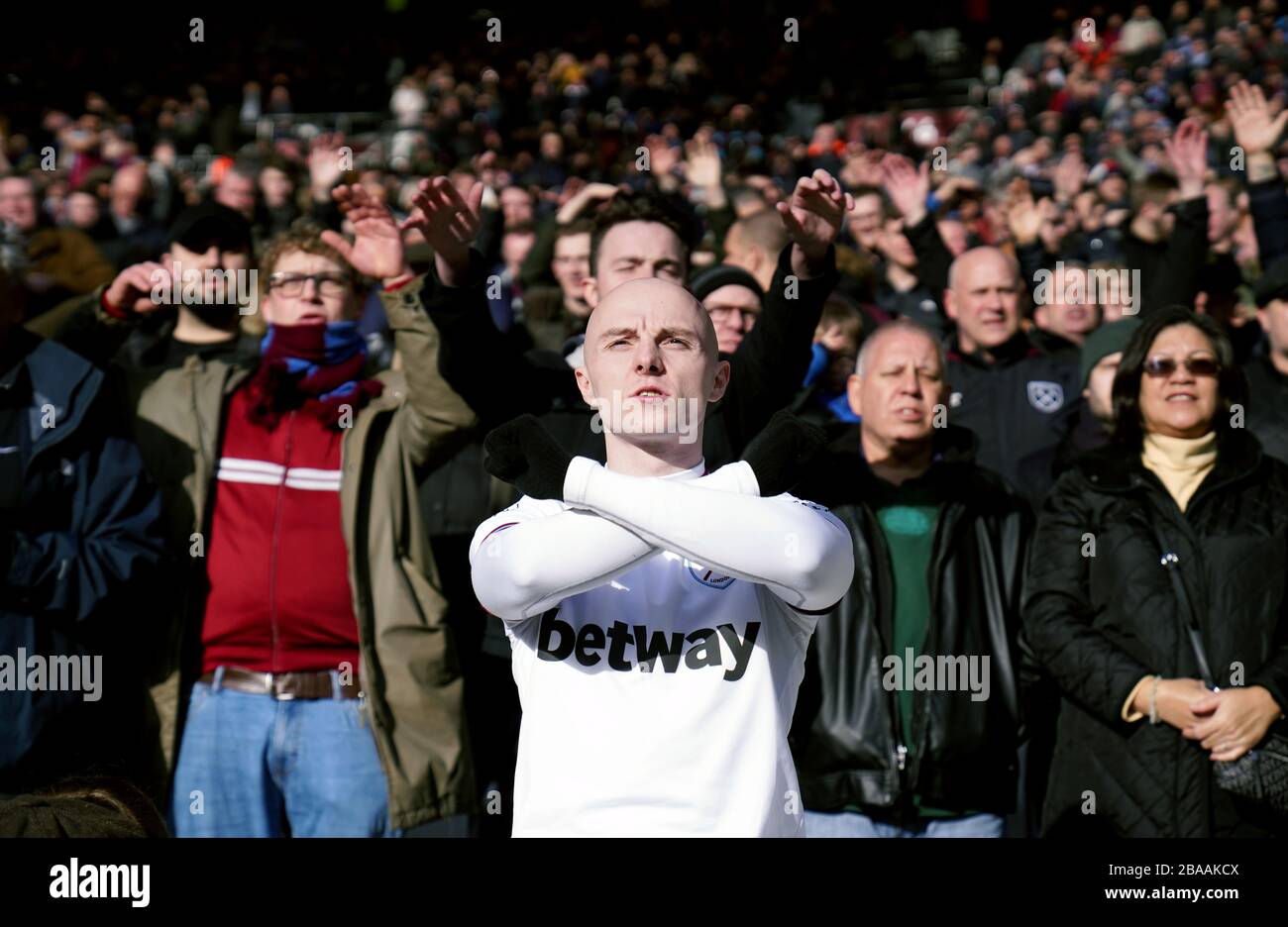 Ein Fan von West Ham United macht eine Geste mit Hämmern Stockfoto