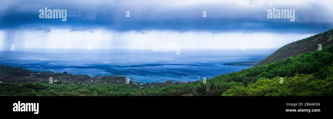 Sturm- und Regenwolkenpanorama von Kealakekua Bay, Hawaii Island, USA Stockfoto