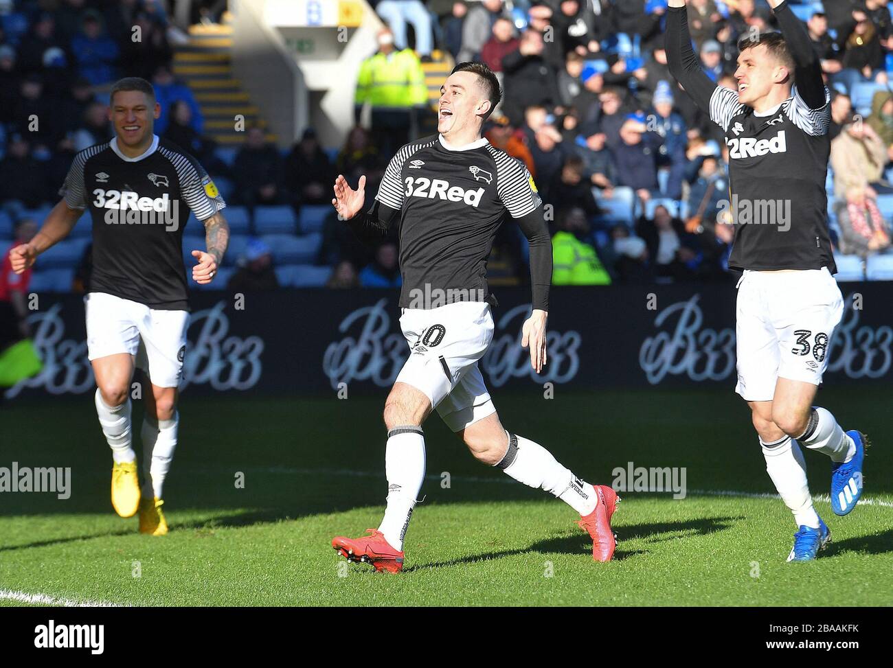 Tom Lawrence von Derby County feiert das erste Tor seiner Mannschaft Stockfoto