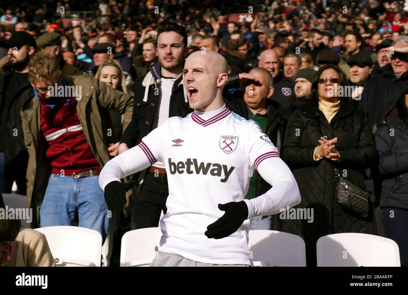 Ein Fan von West Ham United Gesten Stockfoto