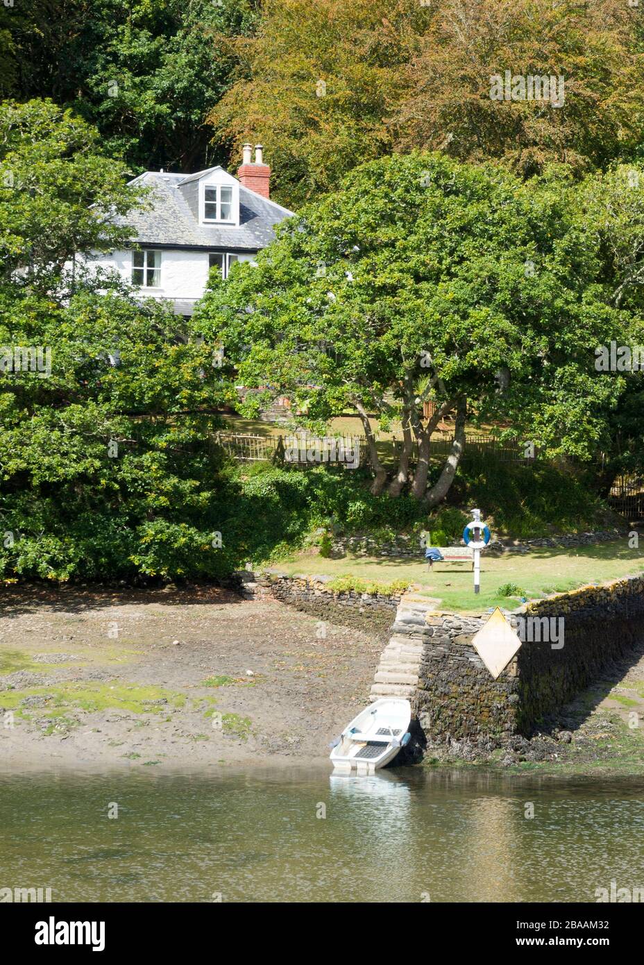 Haus mit Anlegesteg am West Looe River, Looe, Cornwall, Großbritannien Stockfoto