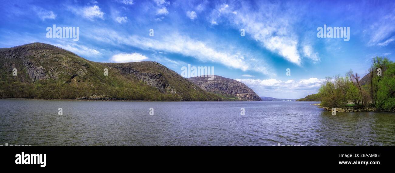 Hudson River bei Cold Spring mit Storm King Highway am linken Ufer, New York, USA Stockfoto
