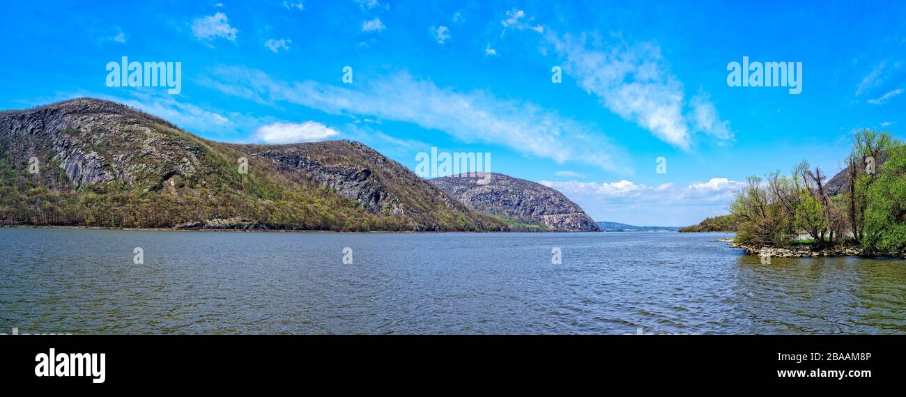 Hudson River bei Cold Spring mit Storm King Highway am linken Ufer, New York, USA Stockfoto