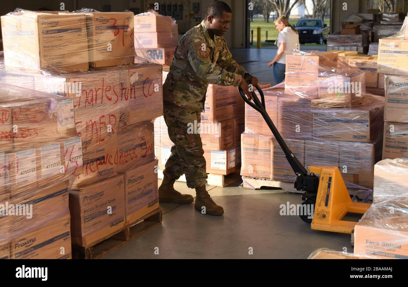 Soldaten der South Carolina National Guard bereiten sich darauf vor, persönliche Schutzausrüstung und andere medizinische Vorräte zur Unterstützung von COVID-19, Coronavirus Quarantäne Orders 20. März 2020 in Columbia, South Carolina, zu laden. Stockfoto