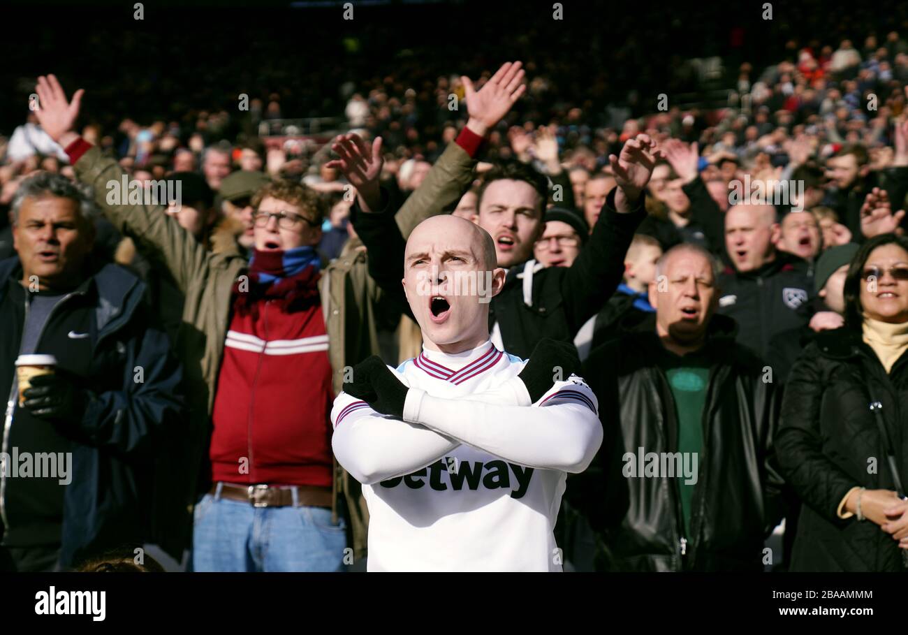 Ein Fan von West Ham United macht eine Geste mit Hämmern Stockfoto