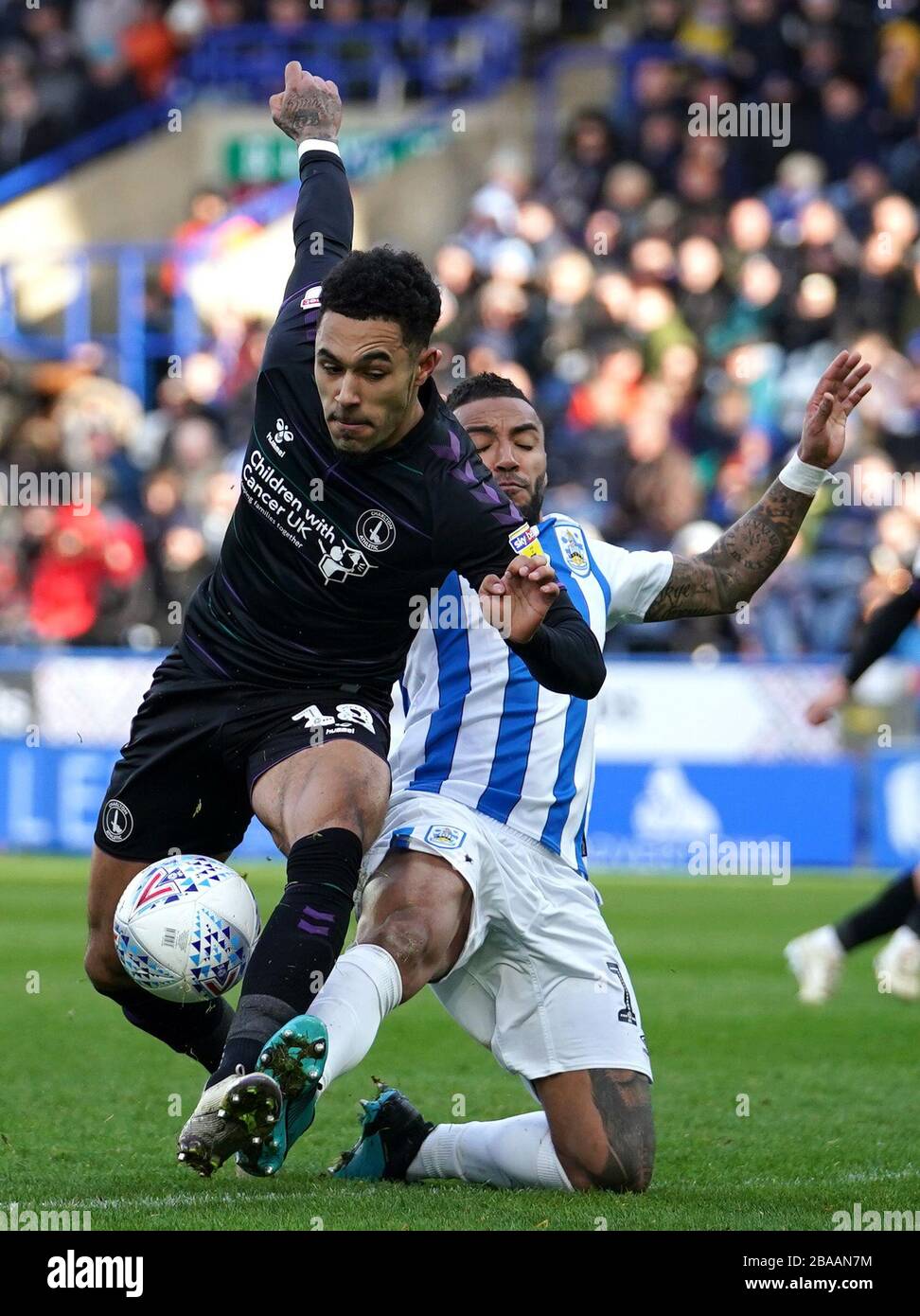 Andre Green (links) von Charlton Athletic wird von Danny Simpson von Huddersfield Town in Angriff genommen Stockfoto