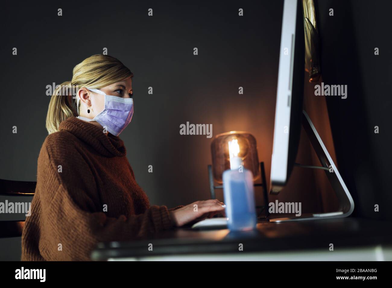 Frau, die zu Hause wegen Corona-Virus Covid-19-Quarantäne arbeitet Stockfoto