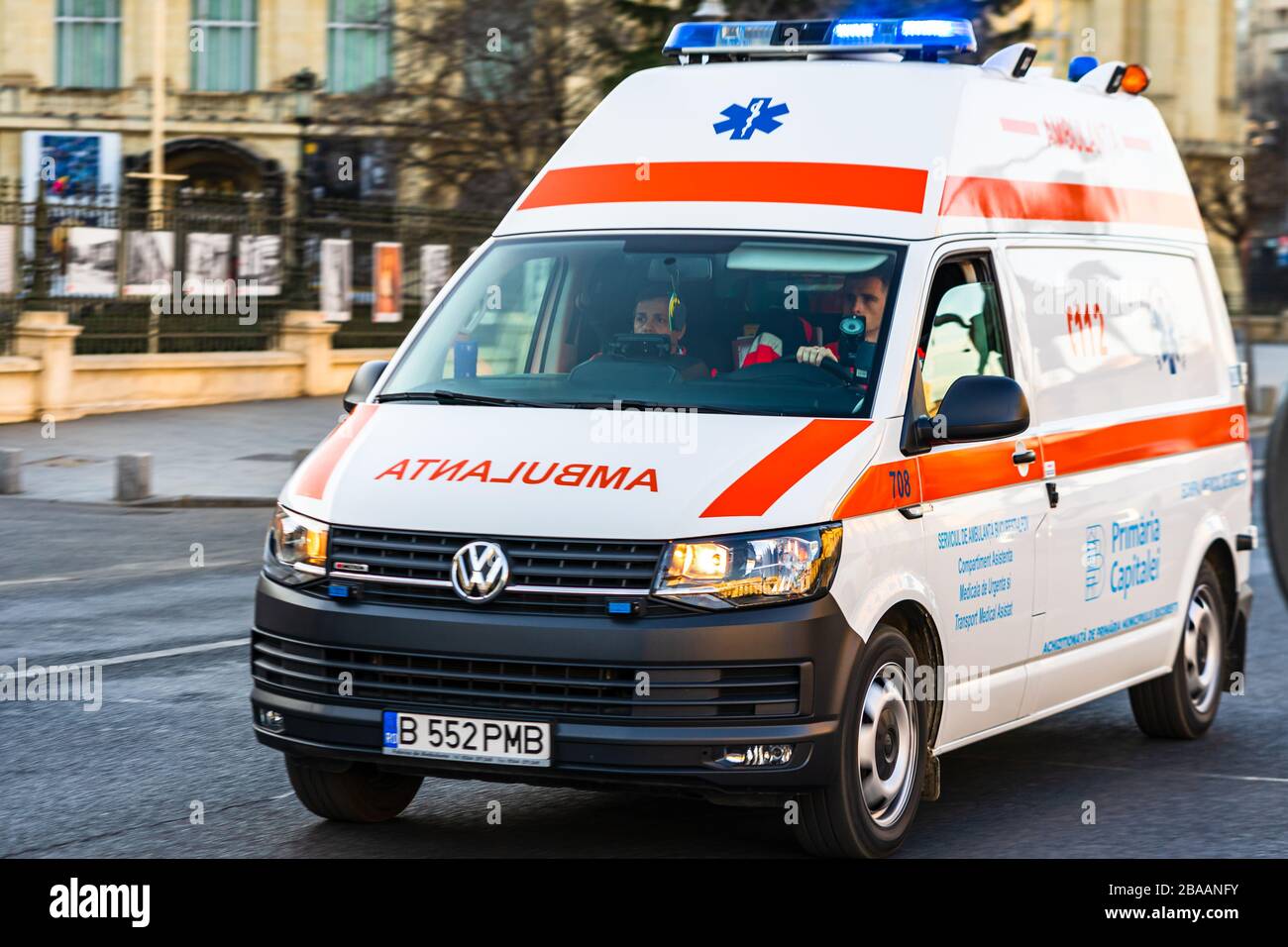 Rumänischer Rettungswagen, Notrufdienst 911 oder 112 im Einsatz in der Innenstadt von Bukarest, Rumänien, 2020. Coronavirus weltweite Ausbruchskrise. S Stockfoto