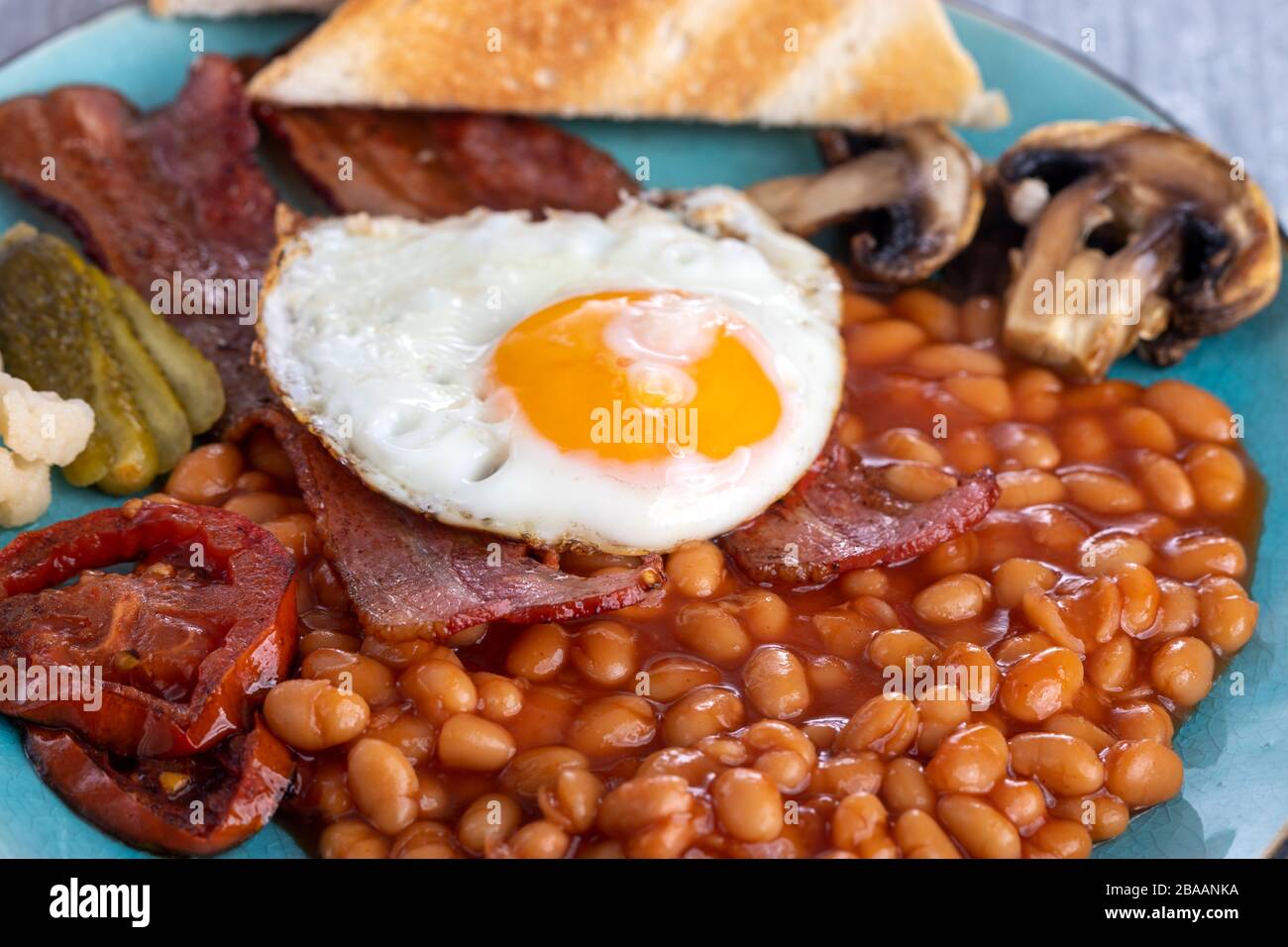 Komplettes englisches Frühstück auf einem Teller Stockfoto