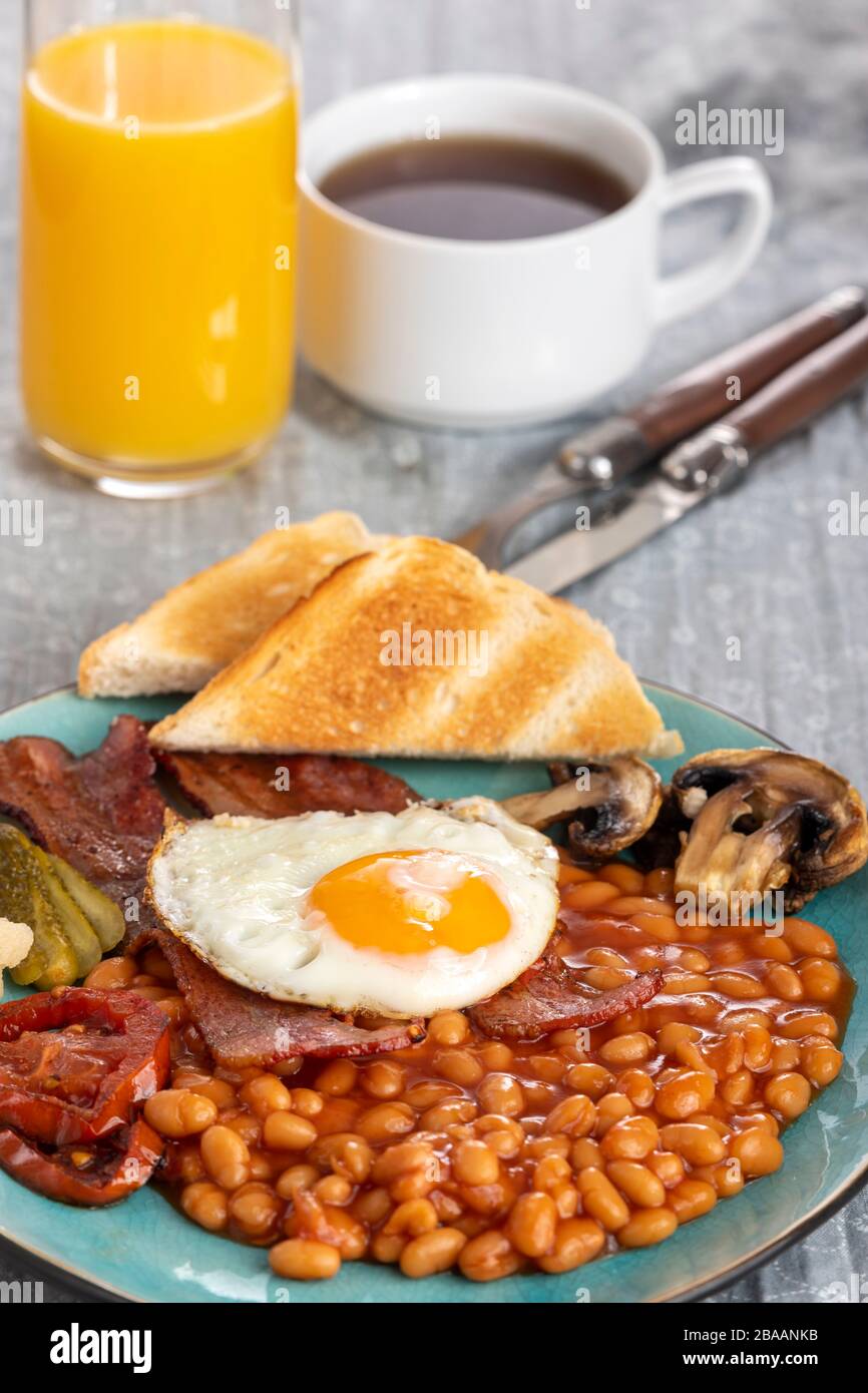 Komplettes englisches Frühstück auf einem Teller Stockfoto