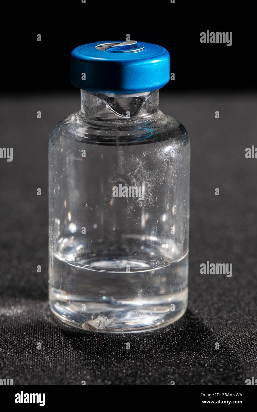 Flüssige Medikamente werden in Glasflaschen mit einem Gummistopfen verpackt, über den Sie den Inhalt durch Krammen der Nadel mit der Spritze aufnehmen können. Stockfoto