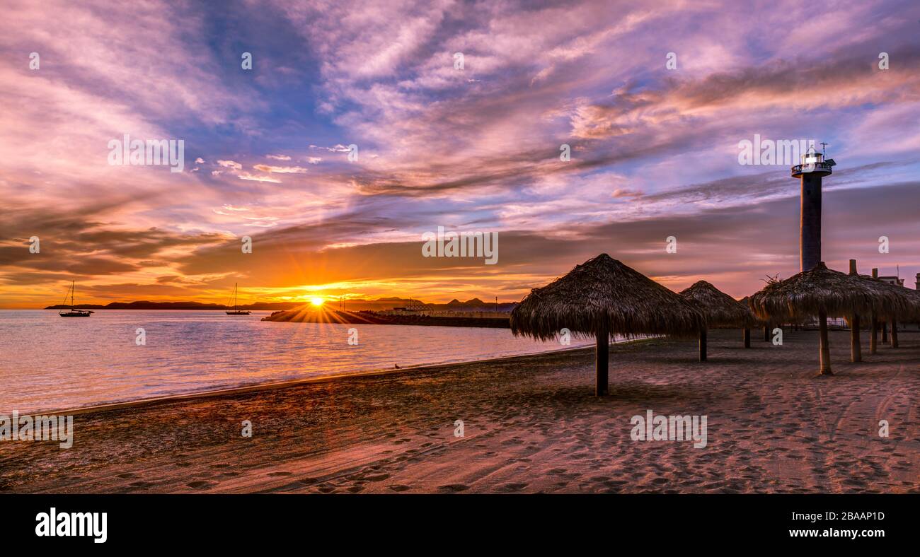 Sonnenaufgang am Strand und Leuchtturm, Golf von Kalifornien, Loreto, Baja California sur, Mexiko Stockfoto
