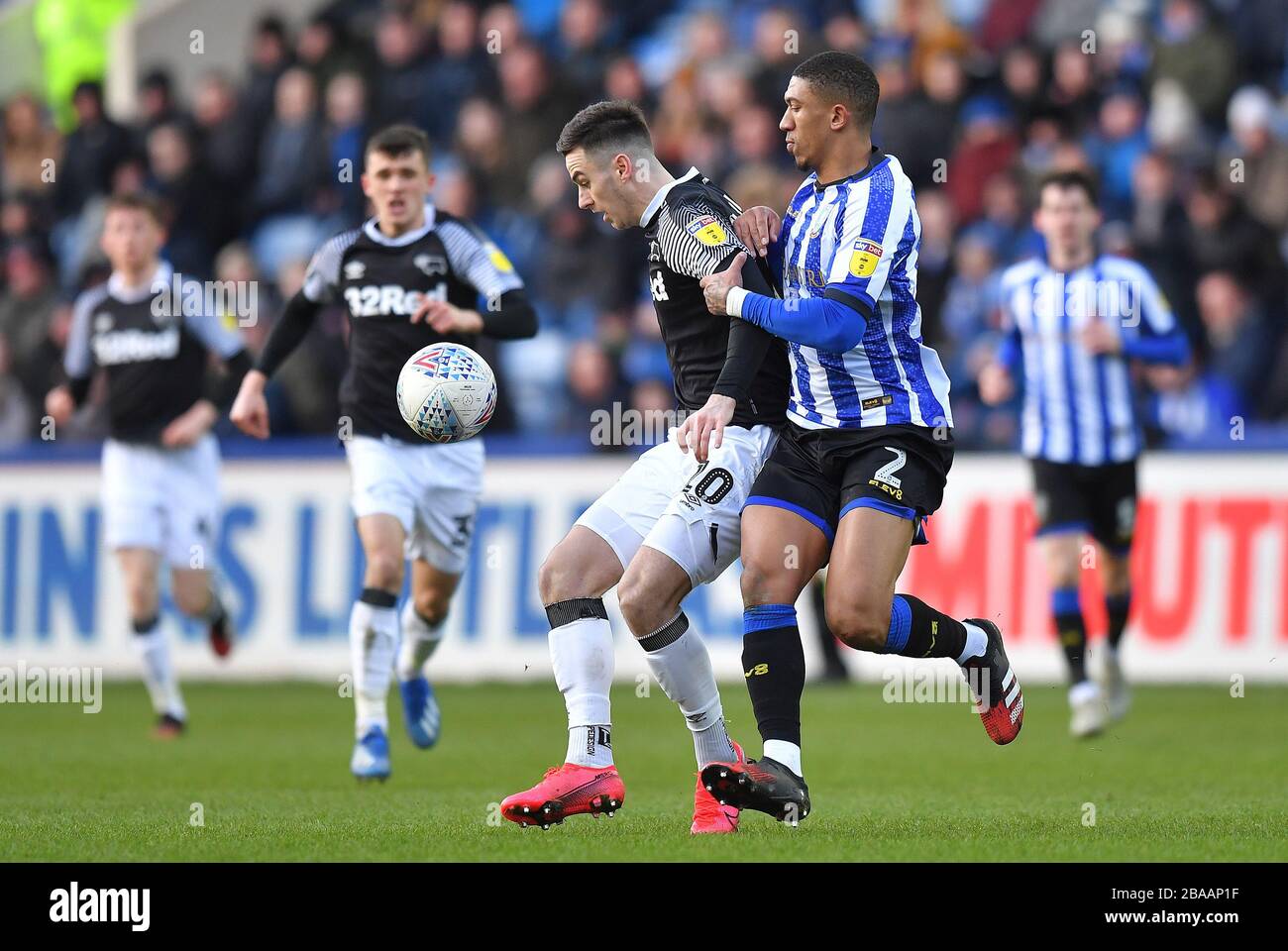 Tom Lawrence von Derby County kämpft mit Liam Palmer von Sheffield Wednesday Stockfoto