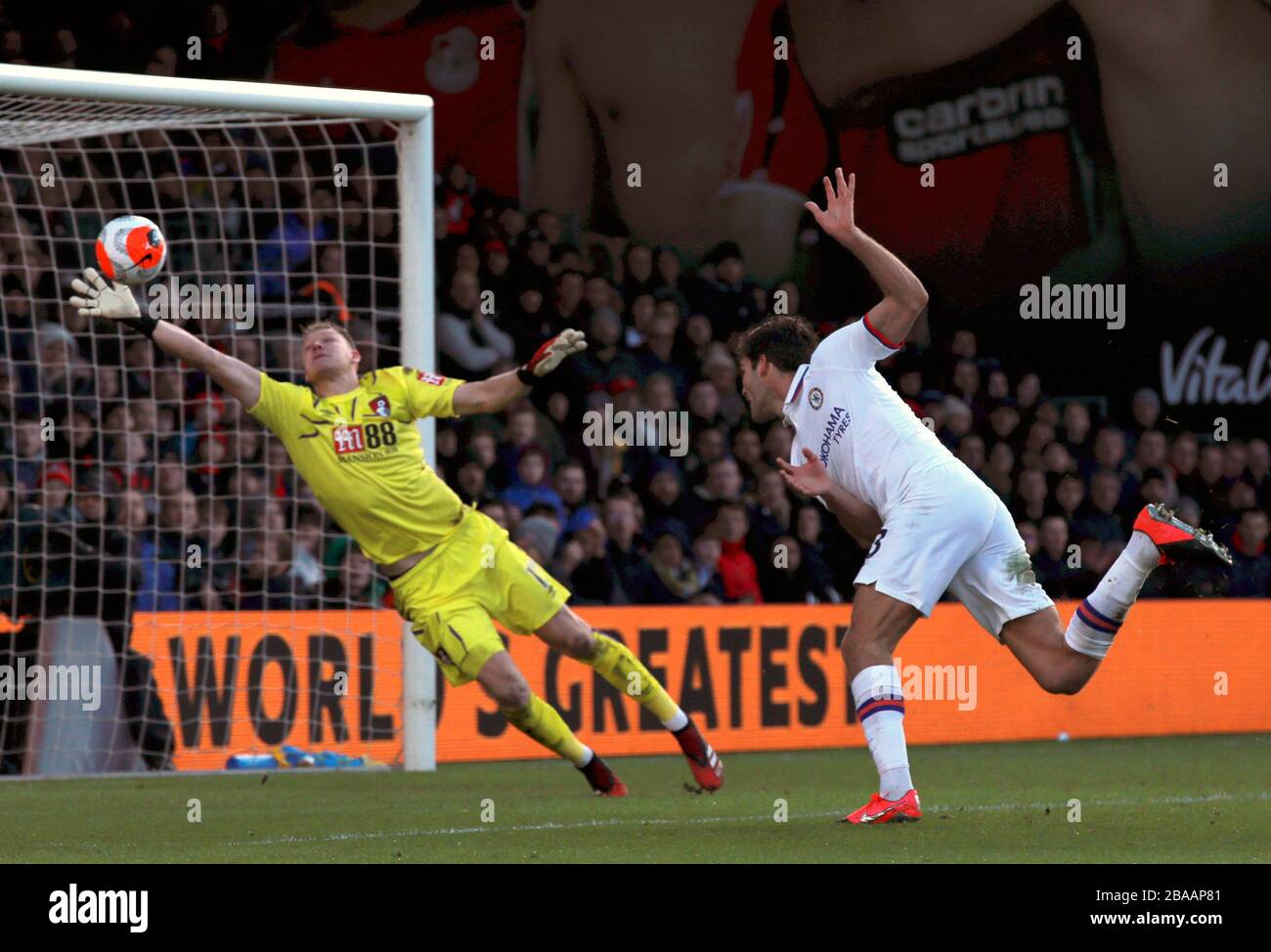 Chelseas Marcos Alonso erzielt das zweite Tor seiner Seite Stockfoto