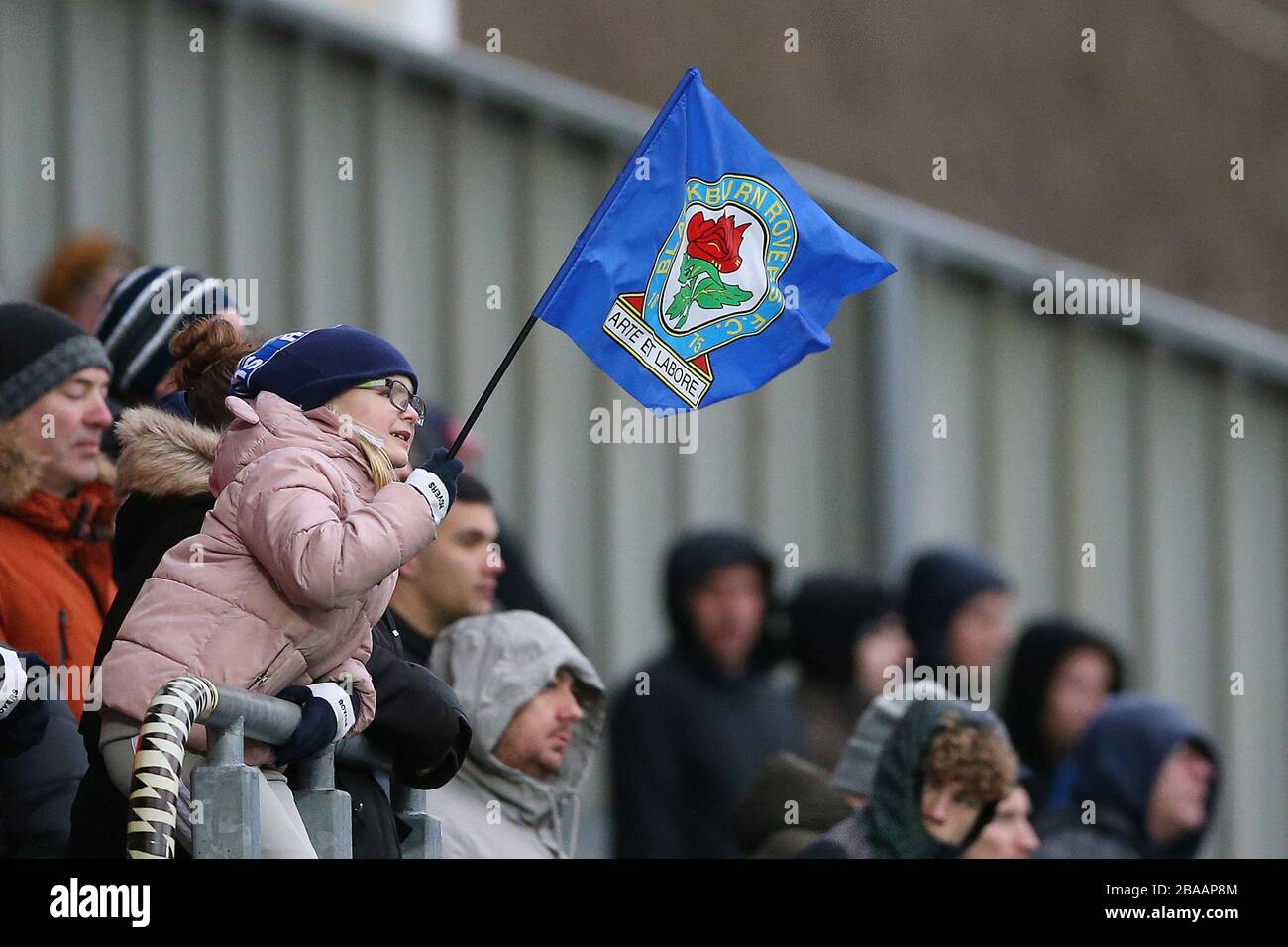 Ein junger Blackburn Rovers Fan schwebt ihre Fahne in den Ständen Stockfoto