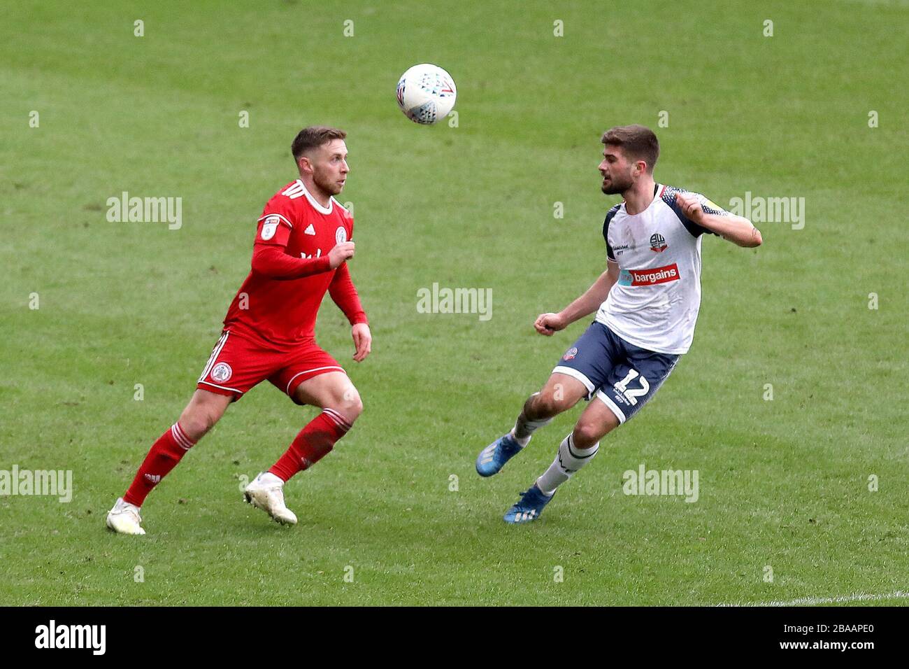 Der Jordan Clark von Accrington Stanley (links) übernimmt Brandon Fleming von Bolton Wanderers Stockfoto