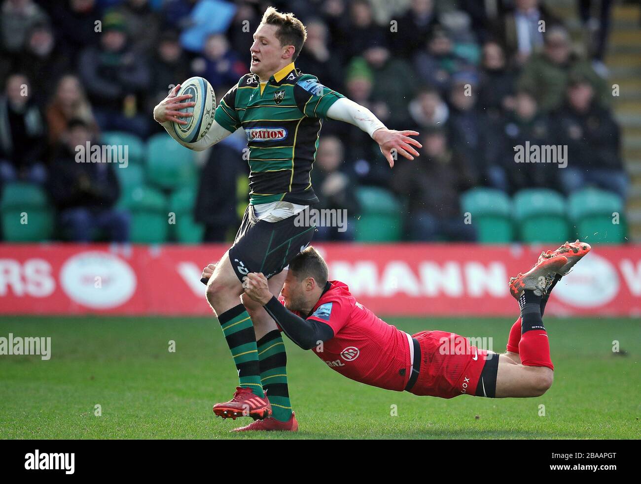 Der Fraser Dingwall der Northampton Heiligen wird von Richard Wigglesworth von Saracens in Angriff genommen Stockfoto