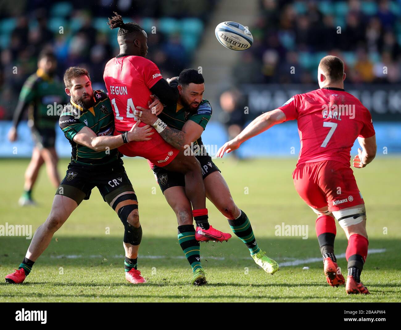 Matt Proctor und Cobus Reinach von Northampton Saints gehen gegen Saracens Rotimi Segun (Mitte) vor Stockfoto