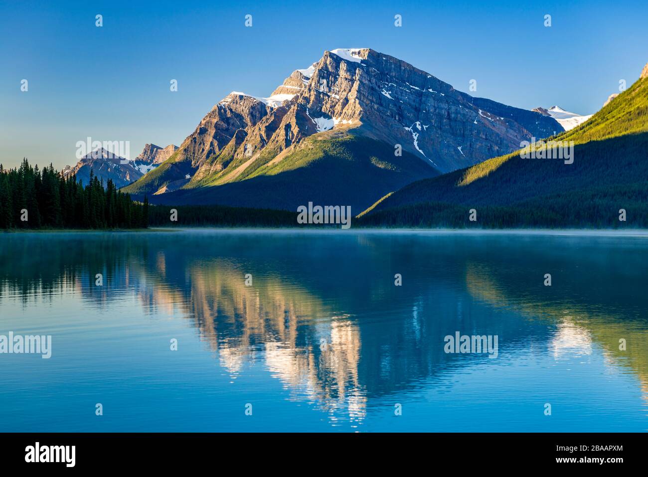 Blick auf den Mount Patterson, der sich in Upper Waterfowl Lake, Waterfowl Lakes, Alberta, Kanada widerspiegelt Stockfoto