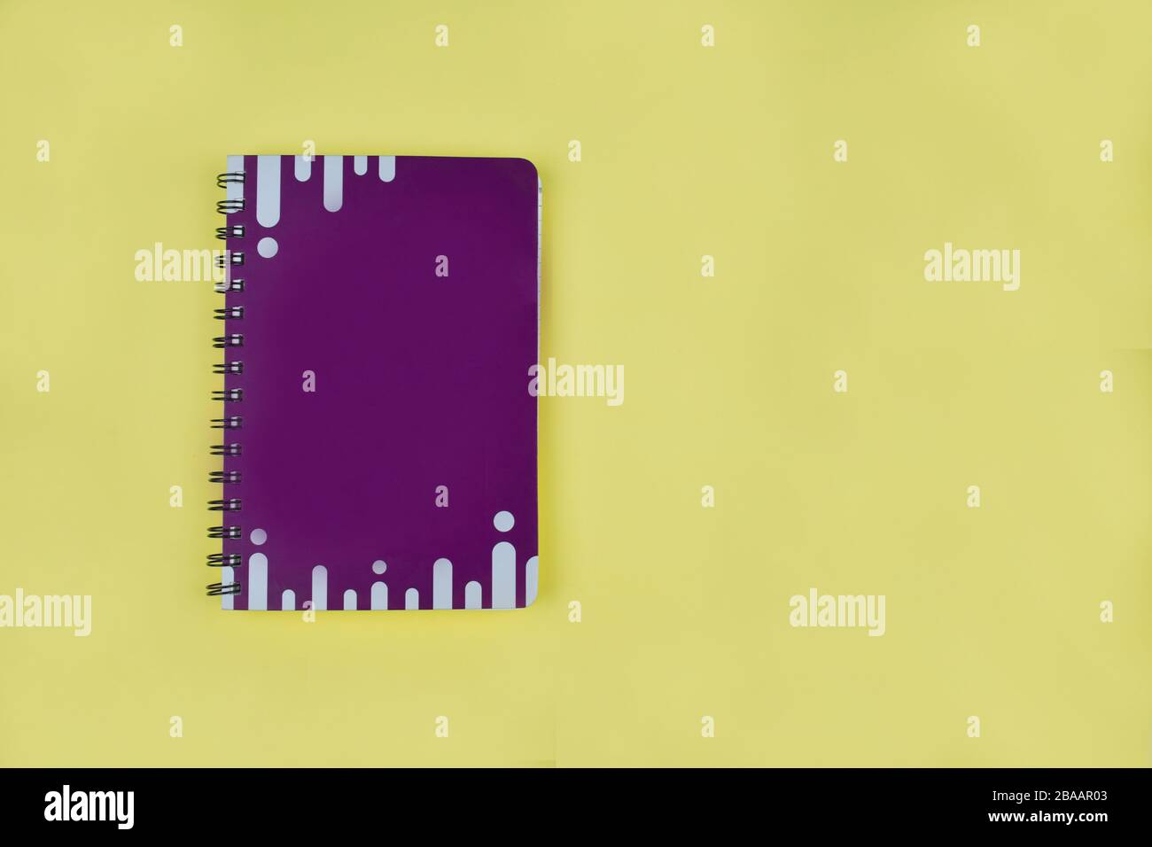 Draufsicht eines violetten Notizbuchtagebuchs mit weißen Streifen vor einem isolierten weißen Hintergrund Stockfoto