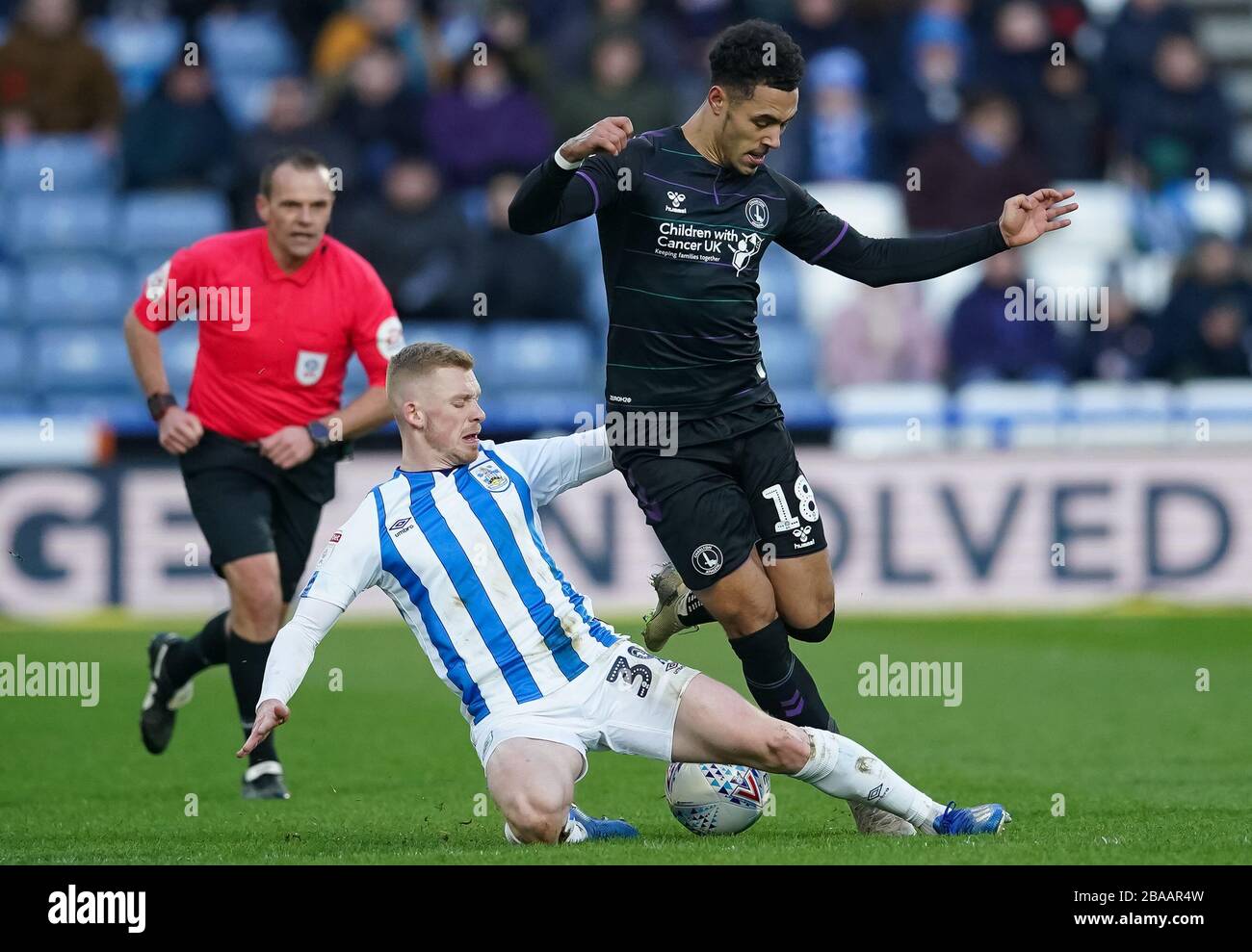 Andre Green von Charlton Athletic wird von Lewis O'Brien von Huddersfield Town in Angriff genommen Stockfoto