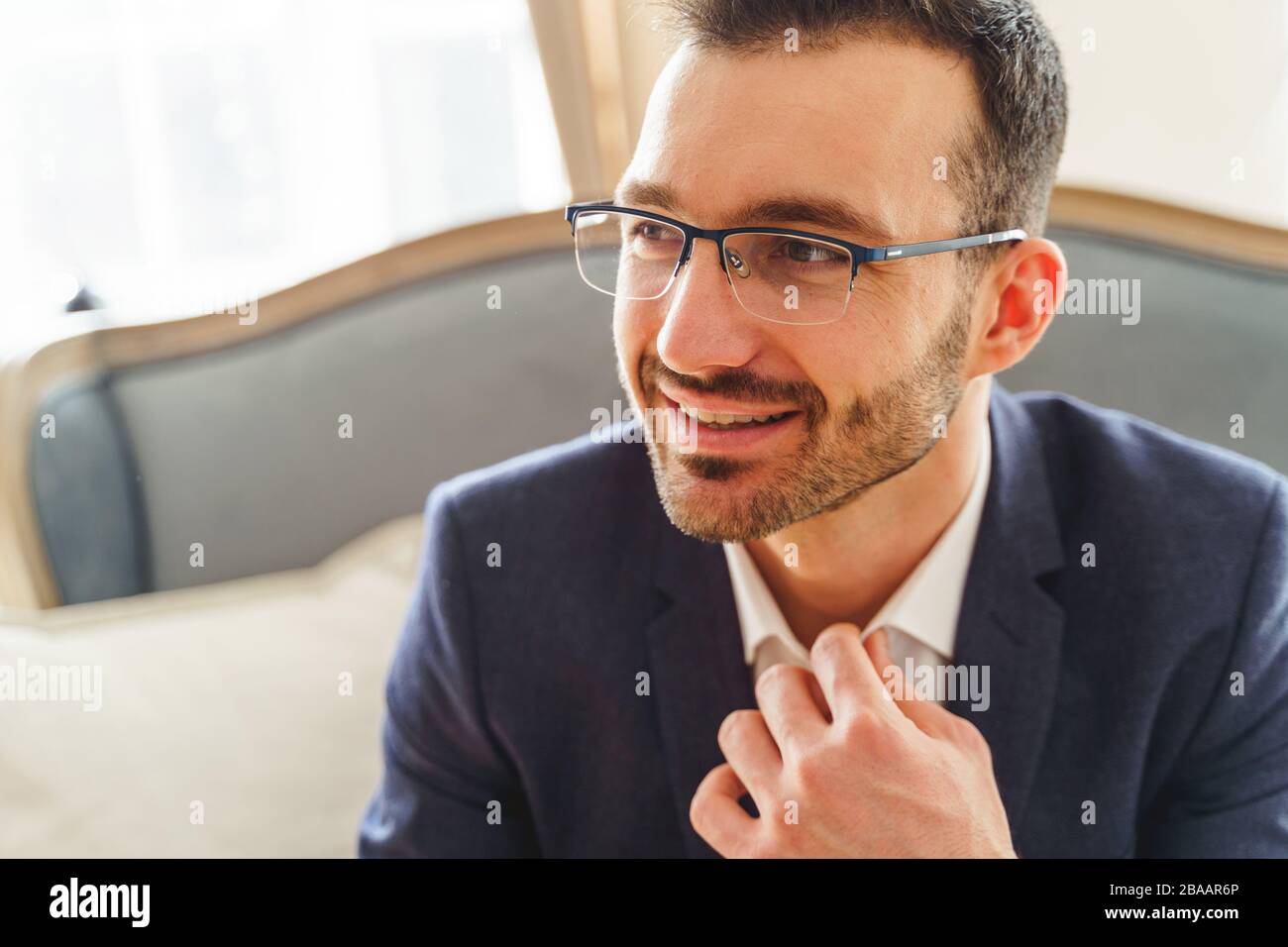 Gefiel kurzhaarige elegante junge Mann mit Brille Stockfoto