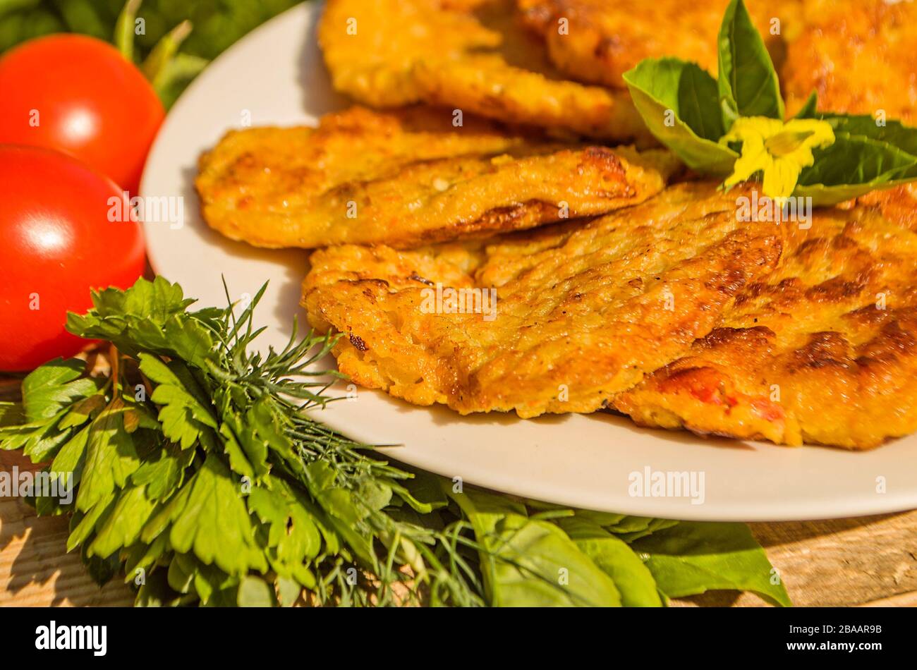 Kartoffelpfannkuchen in einer Schüssel. Traditionelles ukrainisches Gericht Stockfoto