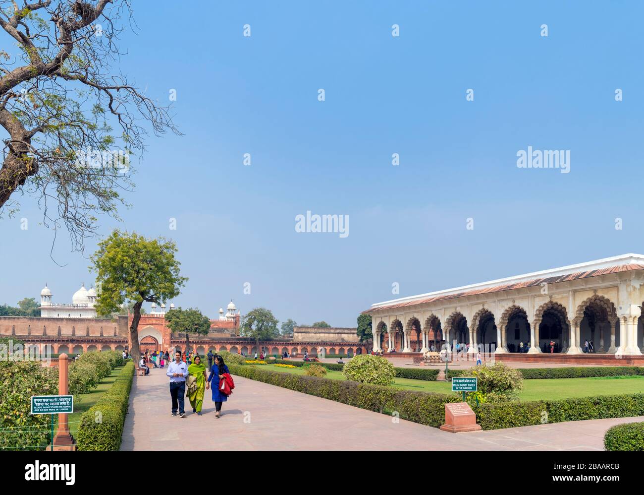 Das Innere von Agra Fort mit dem Diwan-i-am (Saal des öffentlichen Publikums) auf der rechten Seite, Agra, Uttar Pradesh, Indien Stockfoto