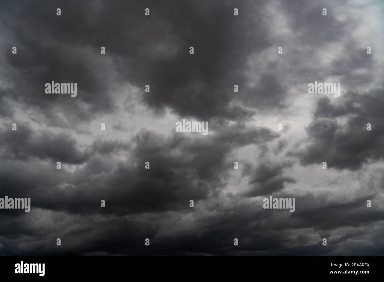 Sturm kommt. Vor heftigem Regensturm. Am Himmel ist überall von den Wolken bedeckt. Viel Blitz und starker Wind. Die dunklen Wolken sehen aus Stockfoto