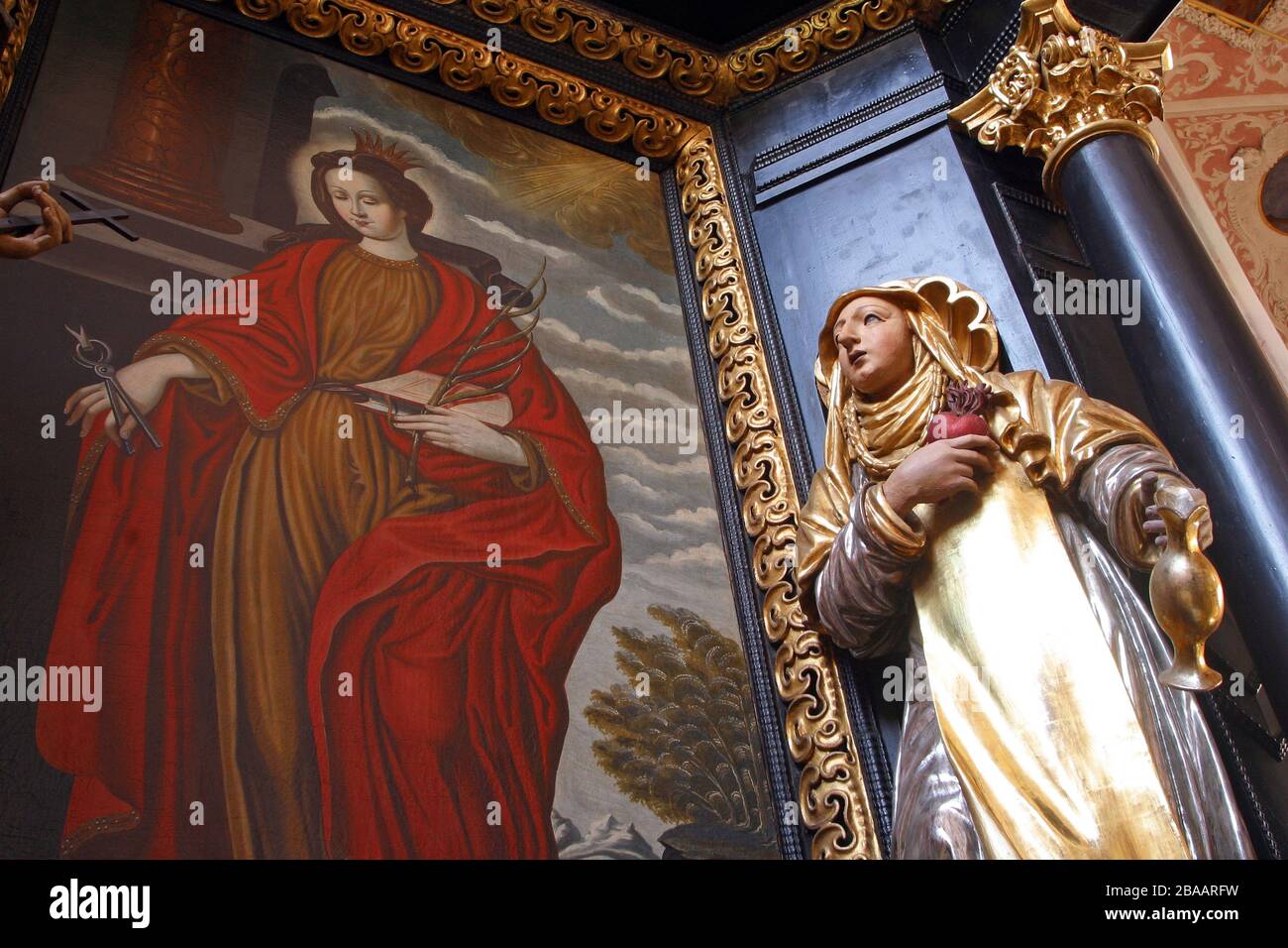 Die heilige Apollonia und die heilige Teresa von Avila, der heilige Apollonia in der Kirche der heiligen Katharina von Alexandrien in Zagreb, Kroatien Stockfoto
