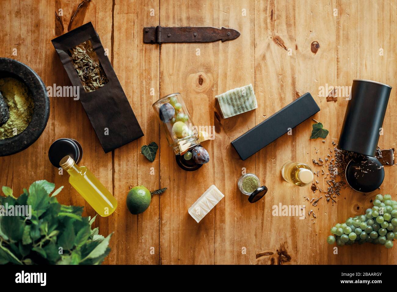 Verschiedene Kräuter, Früchte, Blumen und Gewürze auf Holztisch Stockfoto