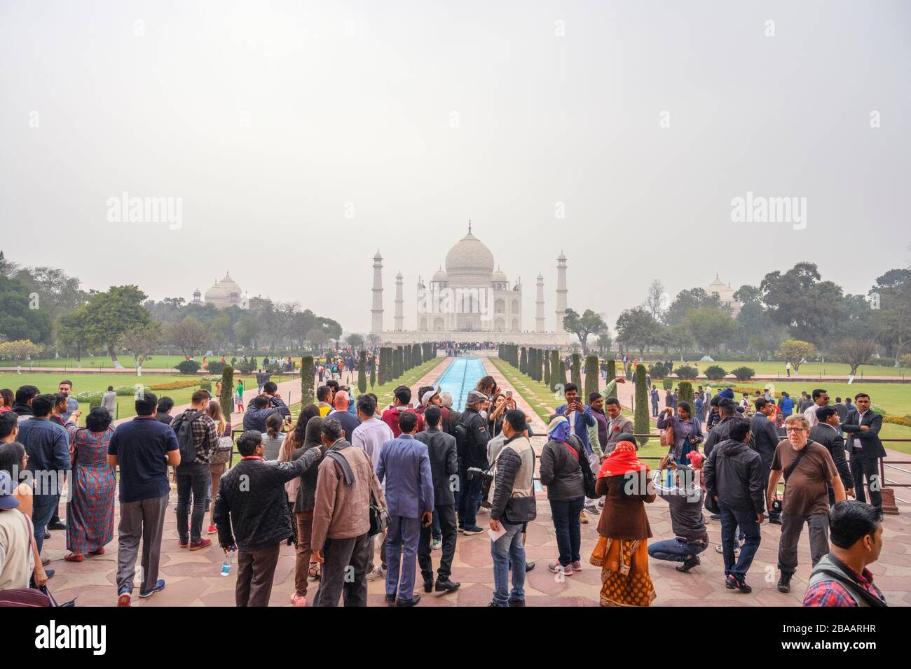 Zahlreiche Besucher fotografieren das Taj Mahal am frühen Morgen, Agra, Uttar Pradesh, Indien Stockfoto