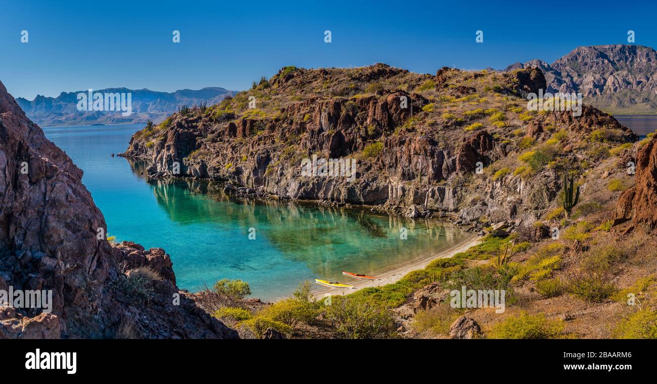 Blick auf die Kajaks am Danzante Island Beach, Baja California sur, Mexiko Stockfoto