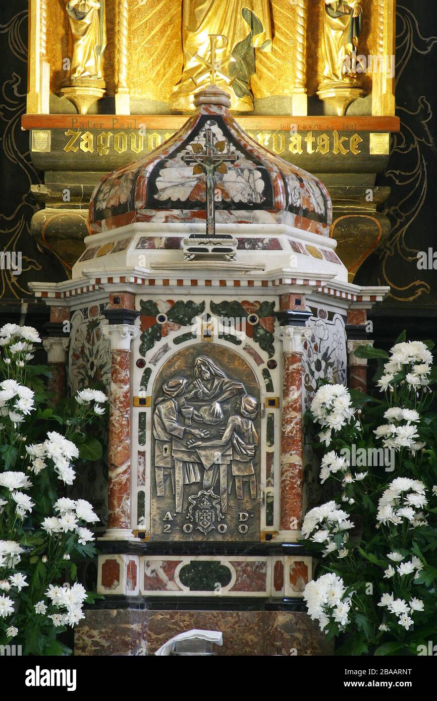 Tabernakel auf dem Hauptaltar in der Mariä-Himmelfahrt-Kirche in Remete, Zagreb, Kroatien Stockfoto