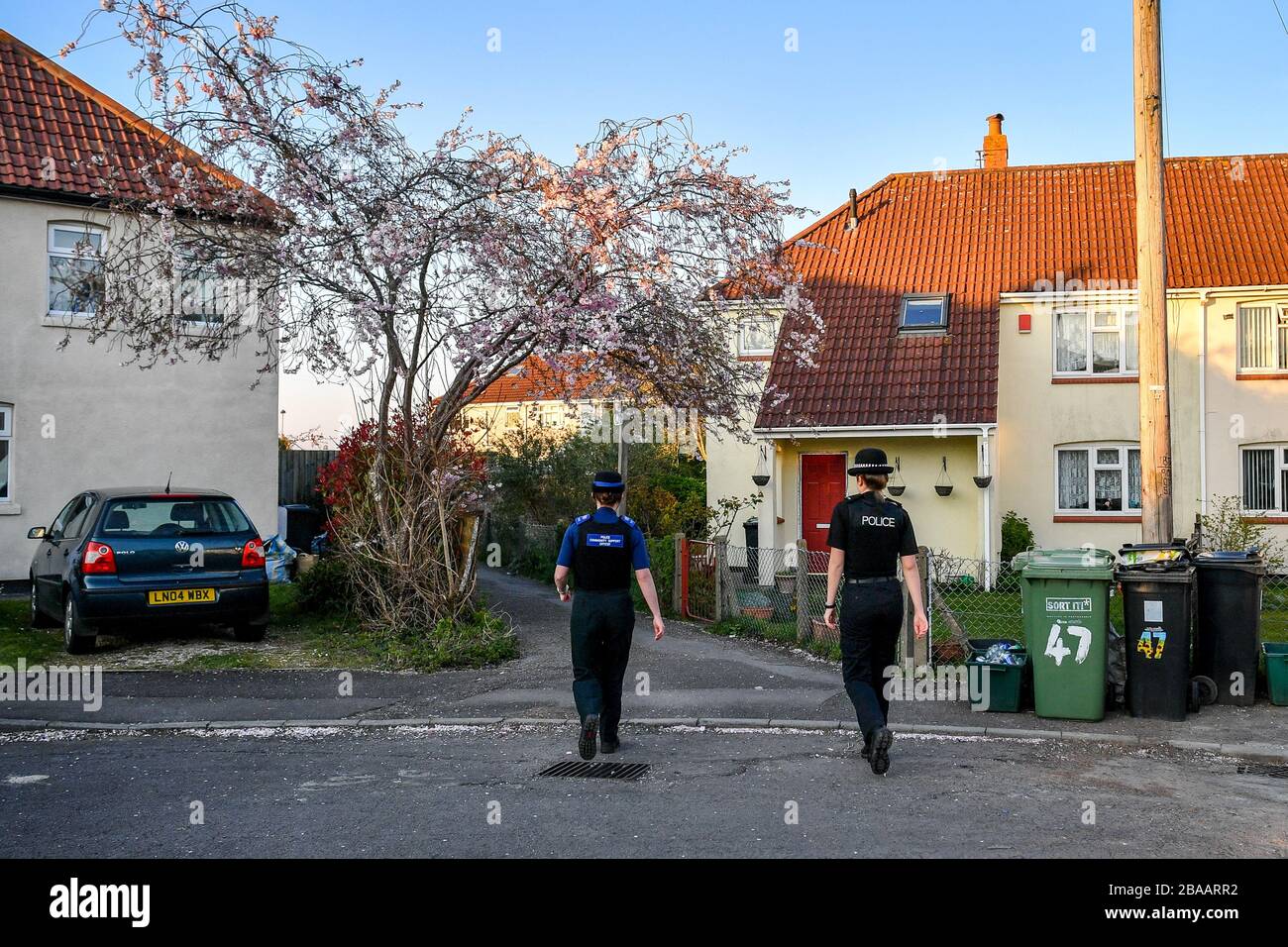 Die Polizeibeamten von Avon und Somerset patrouillieren in einem Gebiet zwischen zwei Parks in Bristol, um an der Durchsetzung der Sperrregeln für Coronavirus zu arbeiten. Stockfoto