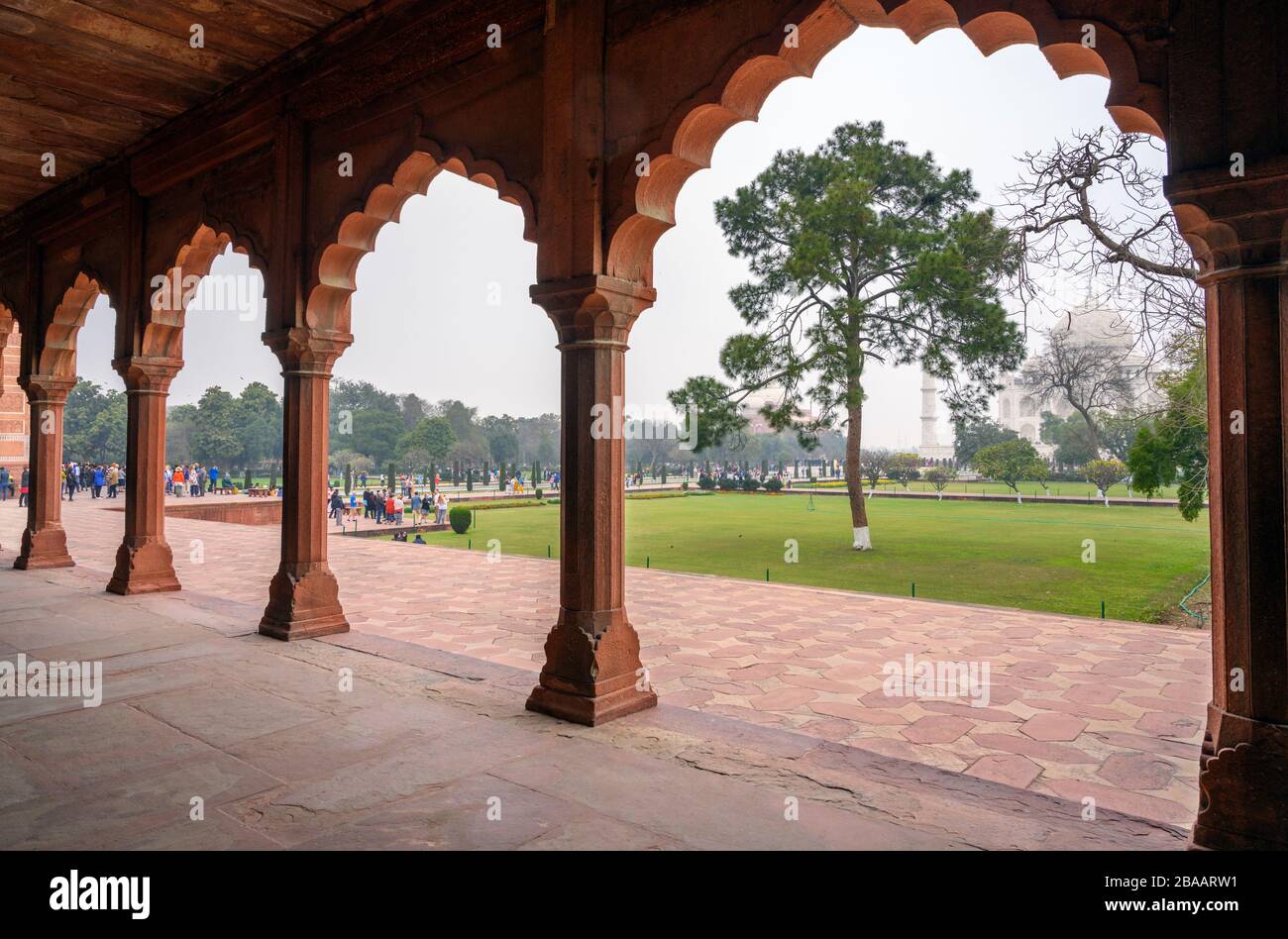 Blick auf die Gärten des Taj Mahal durch Bögen am Haupttor, Agra, Uttar Pradesh, Indien Stockfoto