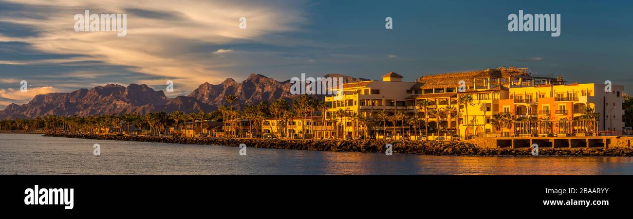 Blick auf das La Mision Loreto Hotel und die Berge Loreto, Baja California sur, Mexiko Stockfoto