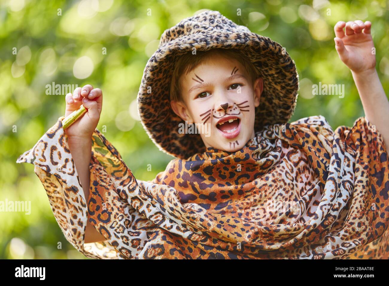 Kind mit Kostüm für Karneval nach Gesichtsbemalung als Leopard Stockfoto