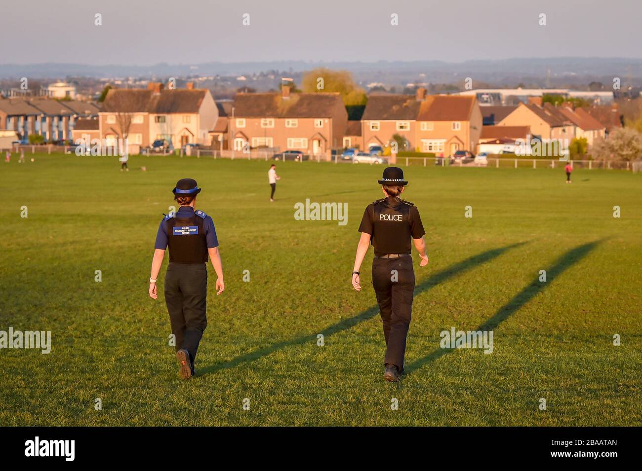 Die Polizeibeamten von Avon und Somerset patrouillieren in den Parks in Bristol, um an der Durchsetzung der Sperrregeln für Coronavirus zu arbeiten. Stockfoto