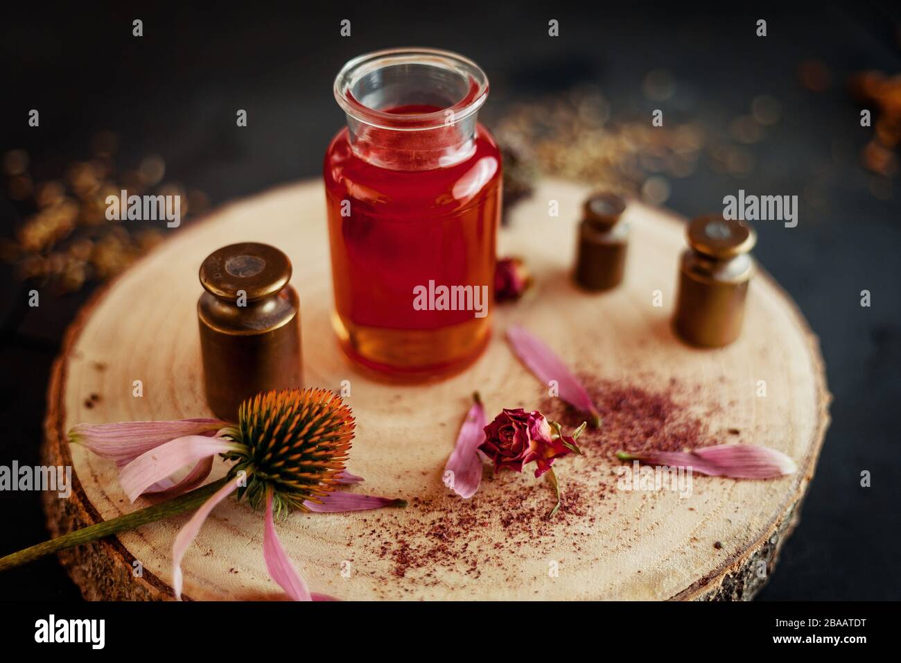 Pflanzenöl auf Holzplatte mit Blumen Stockfoto