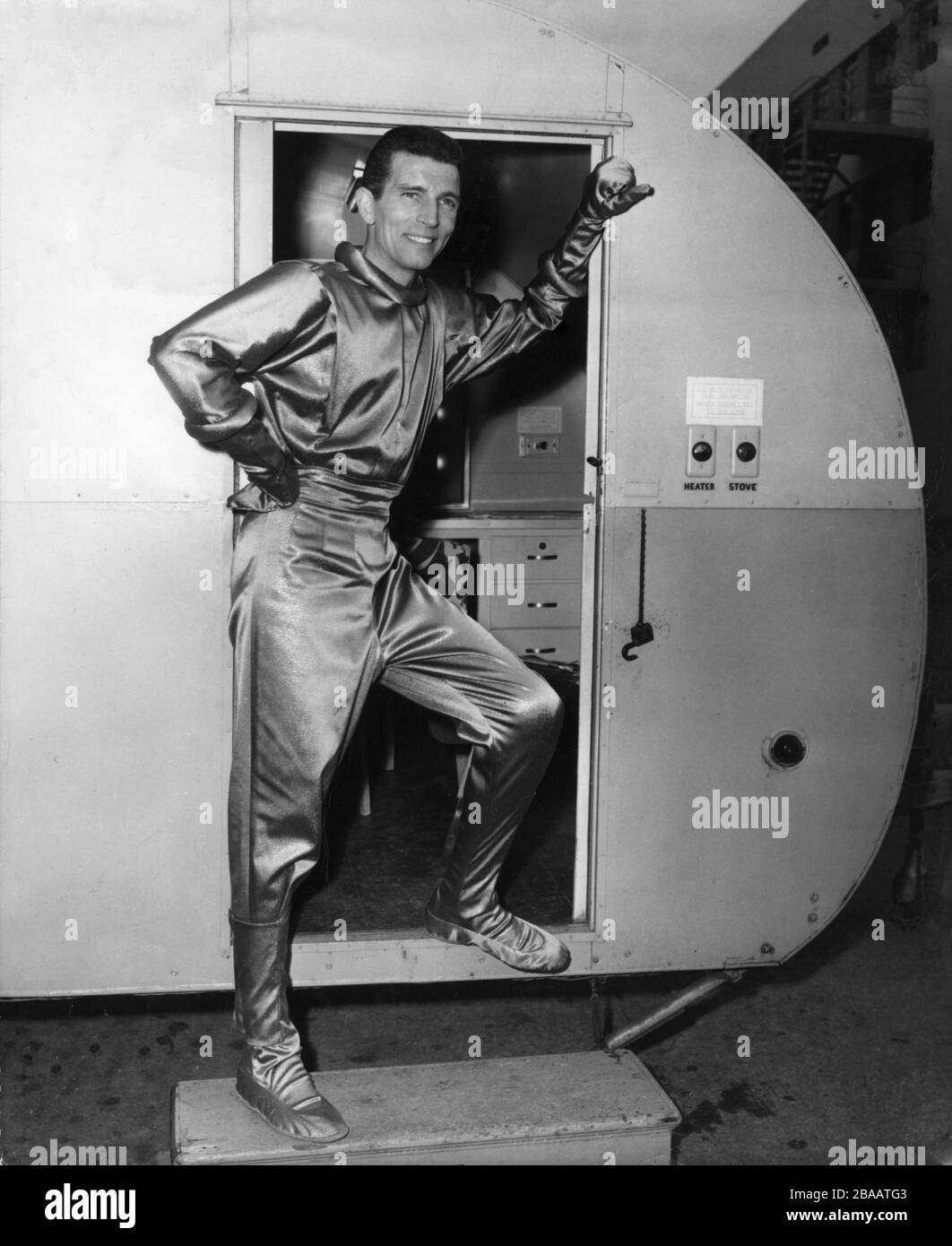 MICHAEL RENNIE im Kostüm als Klaatu auf Set Candid von Caravan Umkleidekabine während der Dreharbeiten zu DEM TAG, AN DEM DIE ERDE STAND NOCH 1951 Regisseur ROBERT WISE Story Harry Bates Twentieth Century Fox Stockfoto