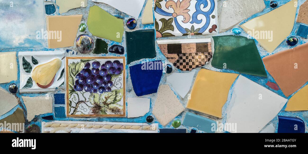 Bunte Mosaikfliesen mit Mustern Stockfoto